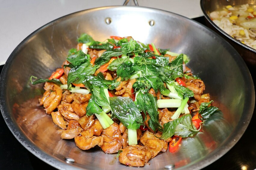 跨國界精緻料理Buffet這裡吃.周末還有加碼北海道帝王蟹味噌湯和現煎安格斯黑牛排吃到飽.台北寒舍艾美酒店♥