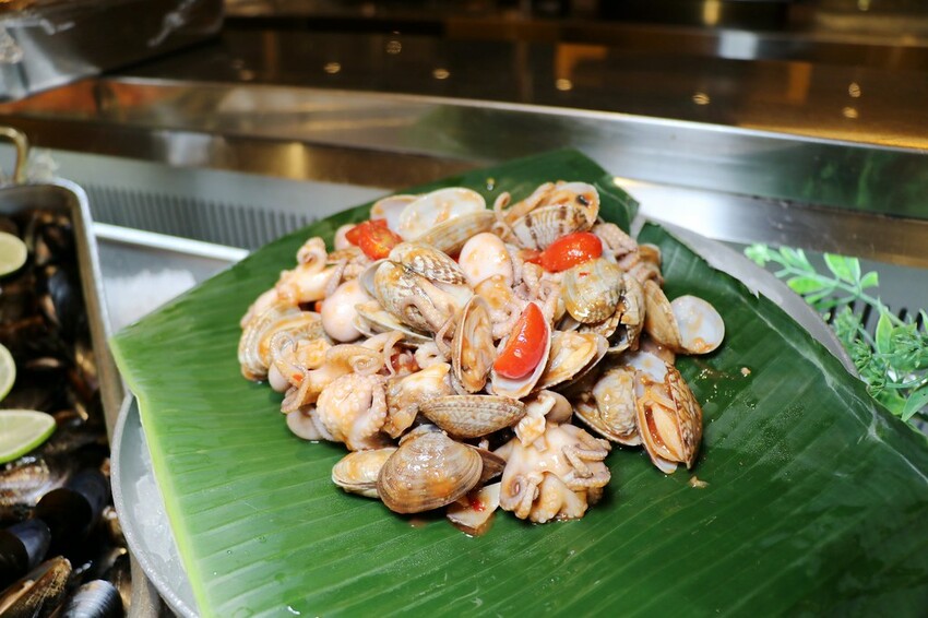 跨國界精緻料理Buffet這裡吃.周末還有加碼北海道帝王蟹味噌湯和現煎安格斯黑牛排吃到飽.台北寒舍艾美酒店♥