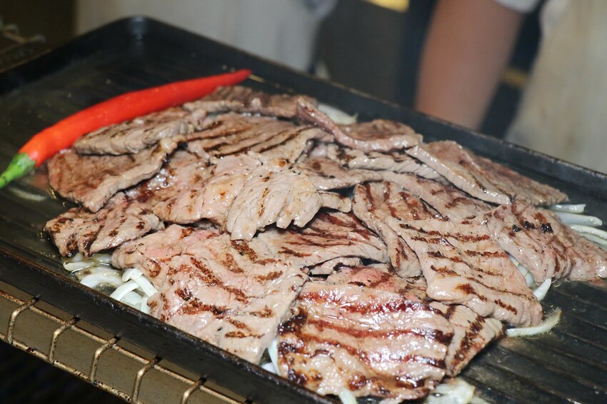 跨國界精緻料理Buffet這裡吃.周末還有加碼北海道帝王蟹味噌湯和現煎安格斯黑牛排吃到飽.台北寒舍艾美酒店♥