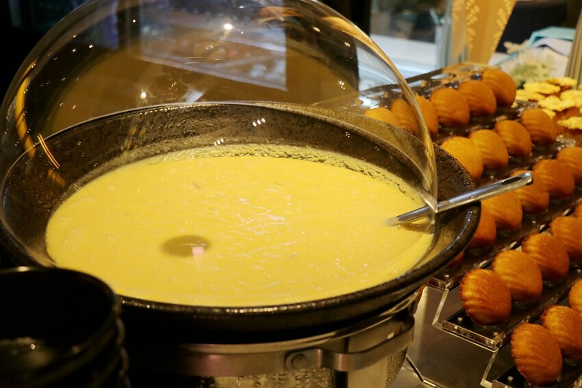 跨國界精緻料理Buffet這裡吃.周末還有加碼北海道帝王蟹味噌湯和現煎安格斯黑牛排吃到飽.台北寒舍艾美酒店♥