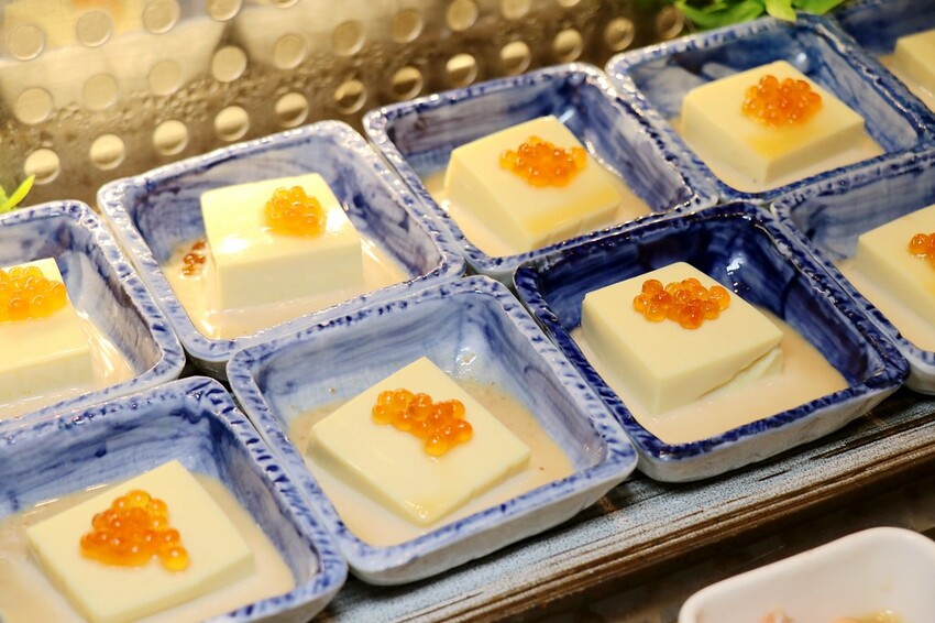 跨國界精緻料理Buffet這裡吃.周末還有加碼北海道帝王蟹味噌湯和現煎安格斯黑牛排吃到飽.台北寒舍艾美酒店♥