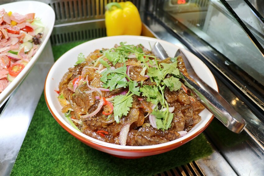 跨國界精緻料理Buffet這裡吃.周末還有加碼北海道帝王蟹味噌湯和現煎安格斯黑牛排吃到飽.台北寒舍艾美酒店♥