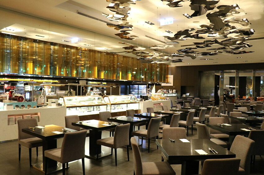 跨國界精緻料理Buffet這裡吃.周末還有加碼北海道帝王蟹味噌湯和現煎安格斯黑牛排吃到飽.台北寒舍艾美酒店♥