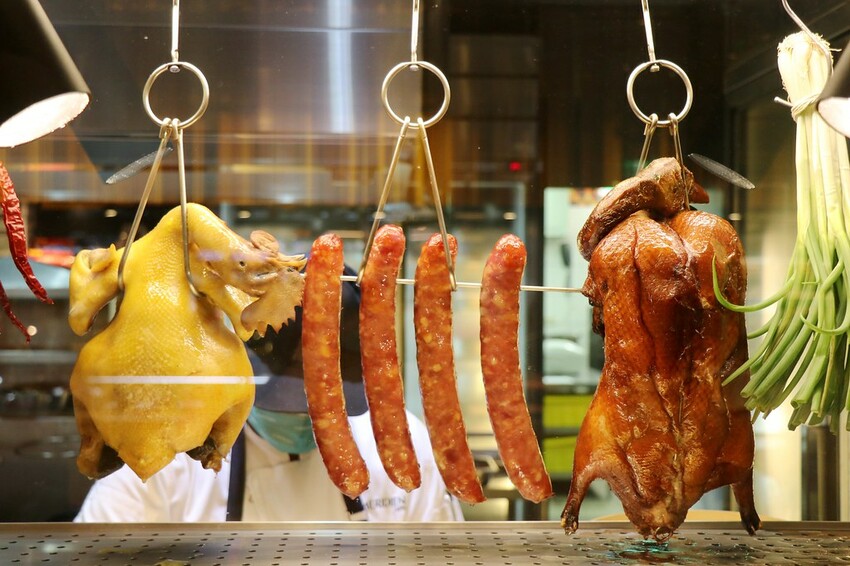 跨國界精緻料理Buffet這裡吃.周末還有加碼北海道帝王蟹味噌湯和現煎安格斯黑牛排吃到飽.台北寒舍艾美酒店♥