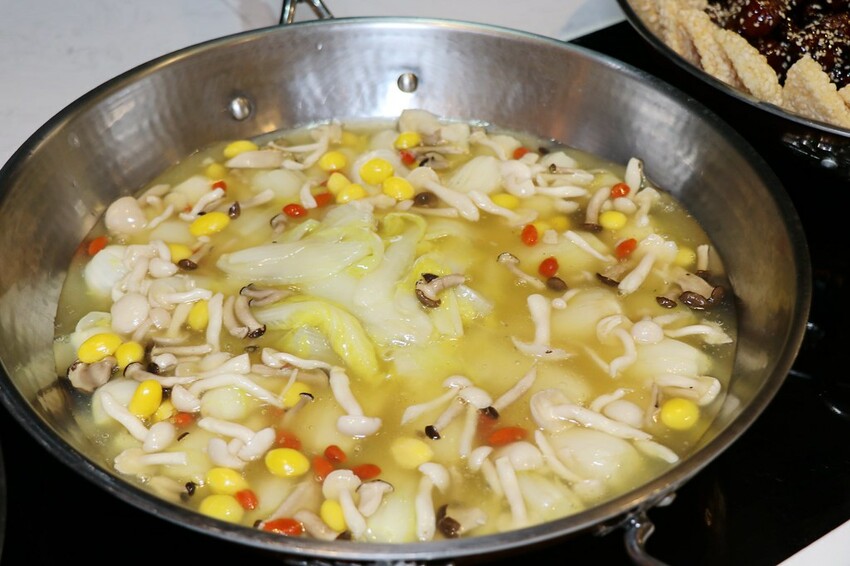 跨國界精緻料理Buffet這裡吃.周末還有加碼北海道帝王蟹味噌湯和現煎安格斯黑牛排吃到飽.台北寒舍艾美酒店♥