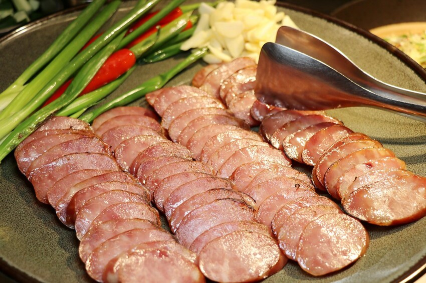 跨國界精緻料理Buffet這裡吃.周末還有加碼北海道帝王蟹味噌湯和現煎安格斯黑牛排吃到飽.台北寒舍艾美酒店♥