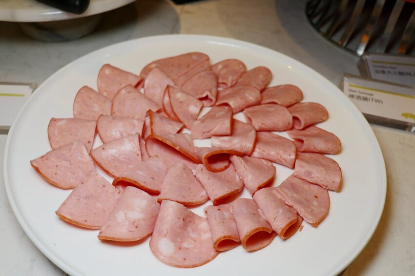 跨國界精緻料理Buffet這裡吃.周末還有加碼北海道帝王蟹味噌湯和現煎安格斯黑牛排吃到飽.台北寒舍艾美酒店♥