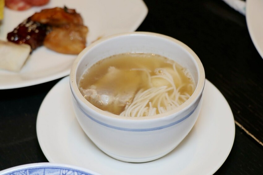 跨國界精緻料理Buffet這裡吃.周末還有加碼北海道帝王蟹味噌湯和現煎安格斯黑牛排吃到飽.台北寒舍艾美酒店♥