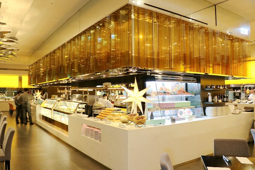 跨國界精緻料理Buffet這裡吃.周末還有加碼北海道帝王蟹味噌湯和現煎安格斯黑牛排吃到飽.台北寒舍艾美酒店♥