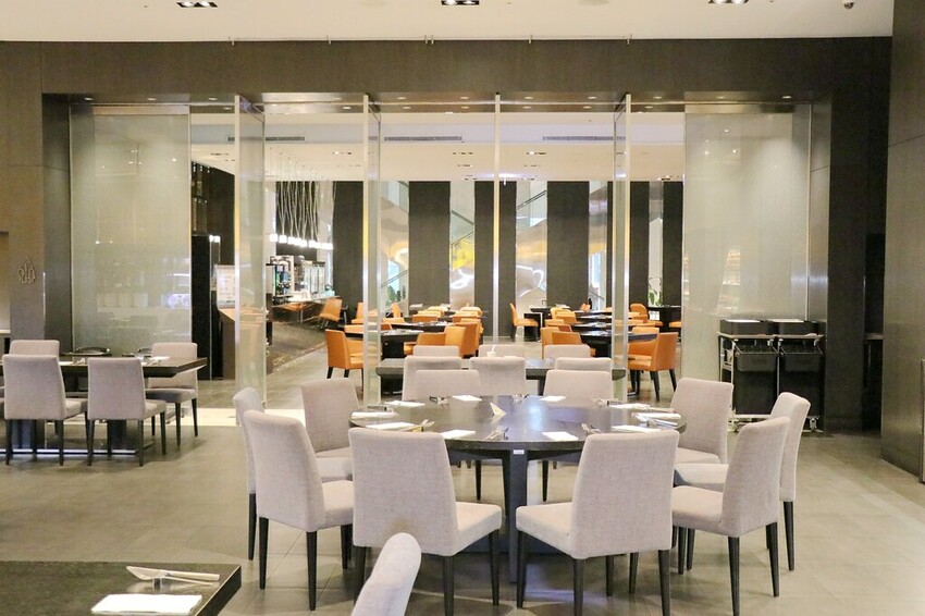 跨國界精緻料理Buffet這裡吃.周末還有加碼北海道帝王蟹味噌湯和現煎安格斯黑牛排吃到飽.台北寒舍艾美酒店♥