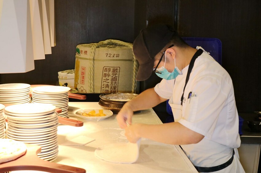 跨國界精緻料理Buffet這裡吃.周末還有加碼北海道帝王蟹味噌湯和現煎安格斯黑牛排吃到飽.台北寒舍艾美酒店♥