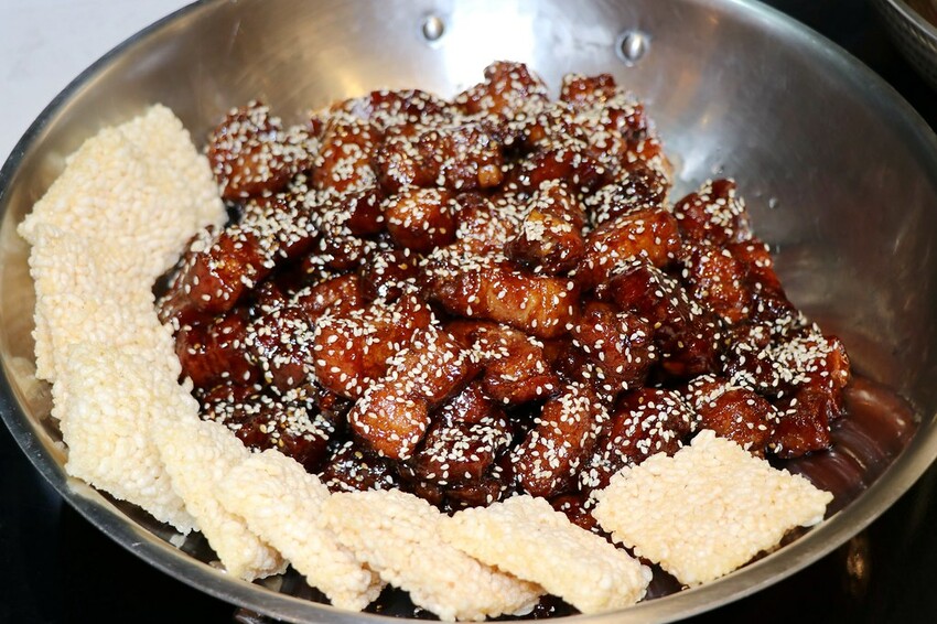 跨國界精緻料理Buffet這裡吃.周末還有加碼北海道帝王蟹味噌湯和現煎安格斯黑牛排吃到飽.台北寒舍艾美酒店♥