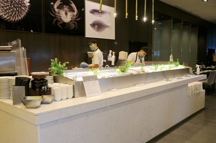 跨國界精緻料理Buffet這裡吃.周末還有加碼北海道帝王蟹味噌湯和現煎安格斯黑牛排吃到飽.台北寒舍艾美酒店♥