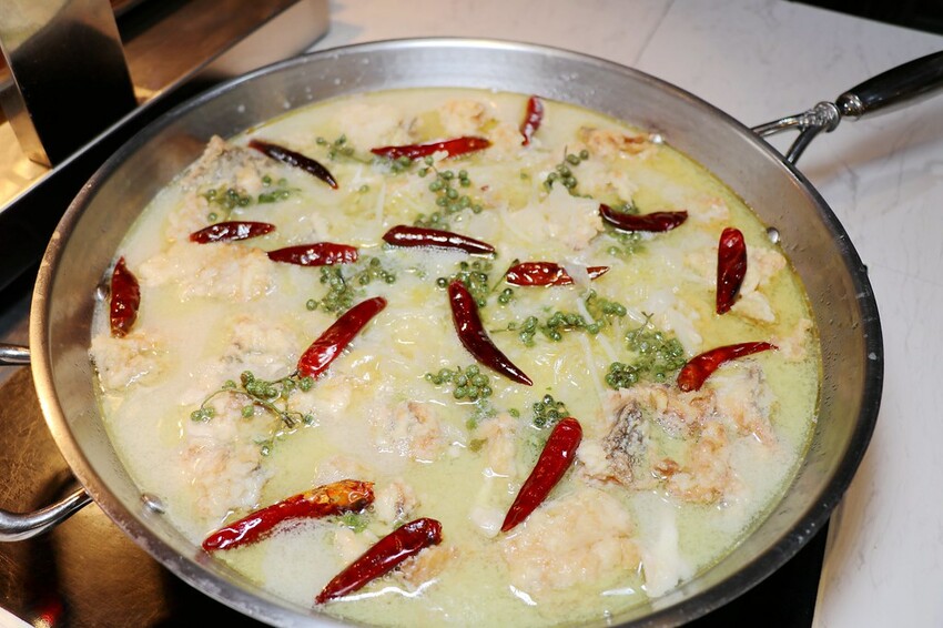 跨國界精緻料理Buffet這裡吃.周末還有加碼北海道帝王蟹味噌湯和現煎安格斯黑牛排吃到飽.台北寒舍艾美酒店♥