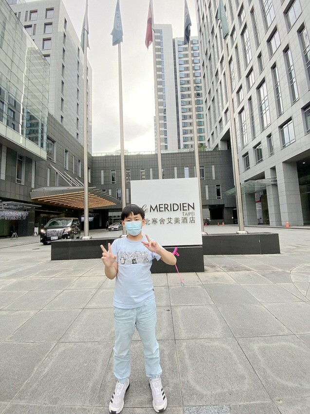 跨國界精緻料理Buffet這裡吃.周末還有加碼北海道帝王蟹味噌湯和現煎安格斯黑牛排吃到飽.台北寒舍艾美酒店♥