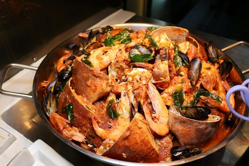 跨國界精緻料理Buffet這裡吃.周末還有加碼北海道帝王蟹味噌湯和現煎安格斯黑牛排吃到飽.台北寒舍艾美酒店♥