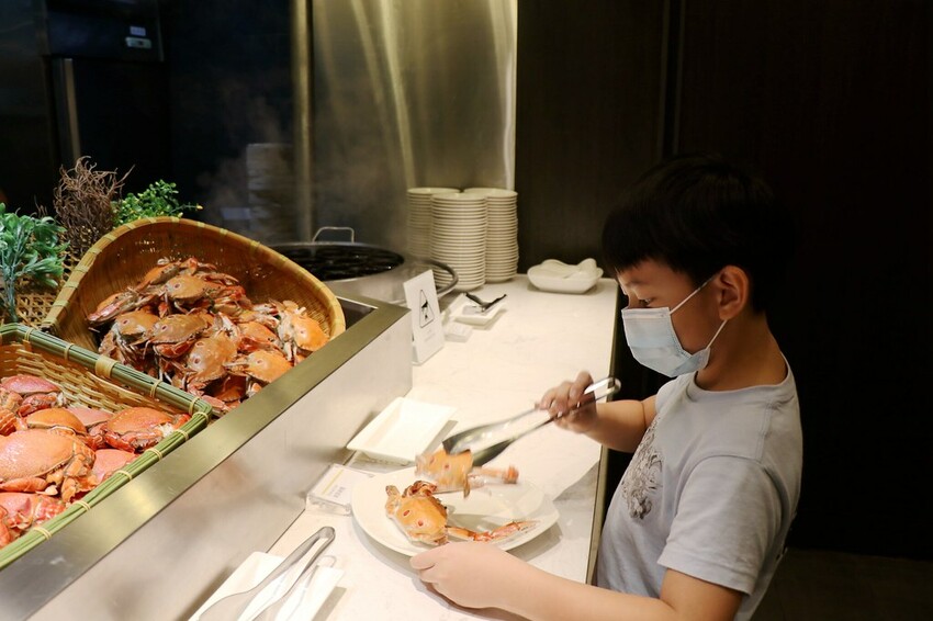 跨國界精緻料理Buffet這裡吃.周末還有加碼北海道帝王蟹味噌湯和現煎安格斯黑牛排吃到飽.台北寒舍艾美酒店♥