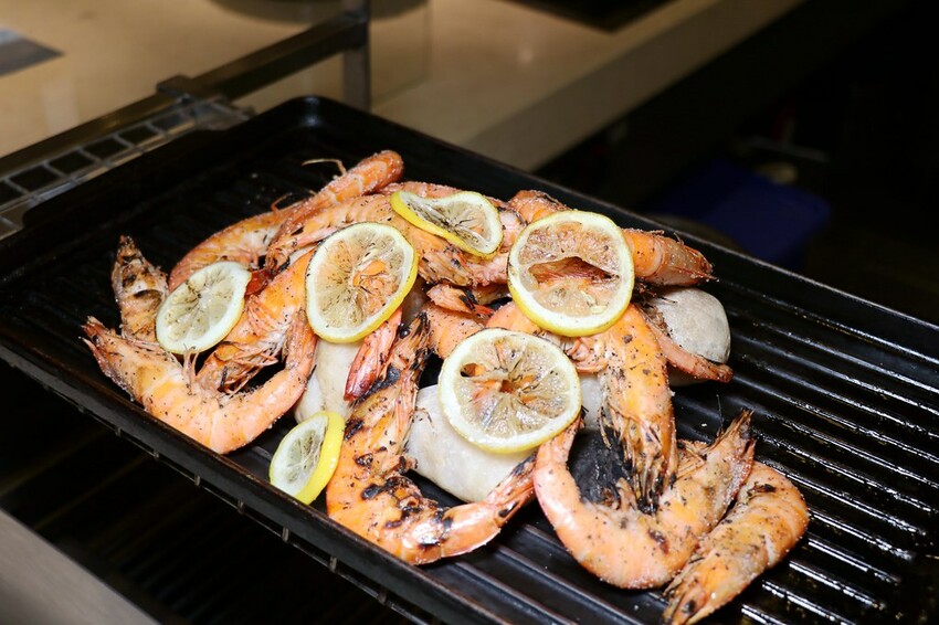 跨國界精緻料理Buffet這裡吃.周末還有加碼北海道帝王蟹味噌湯和現煎安格斯黑牛排吃到飽.台北寒舍艾美酒店♥