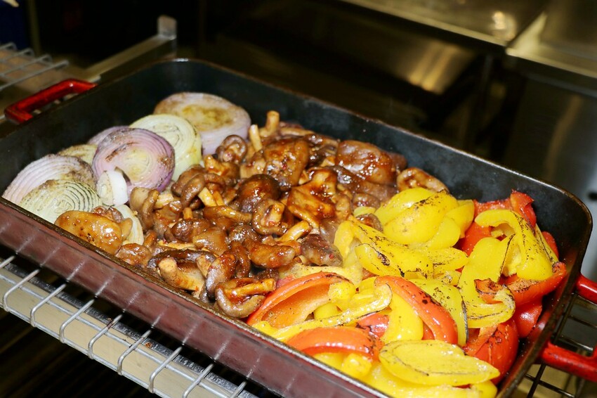 跨國界精緻料理Buffet這裡吃.周末還有加碼北海道帝王蟹味噌湯和現煎安格斯黑牛排吃到飽.台北寒舍艾美酒店♥