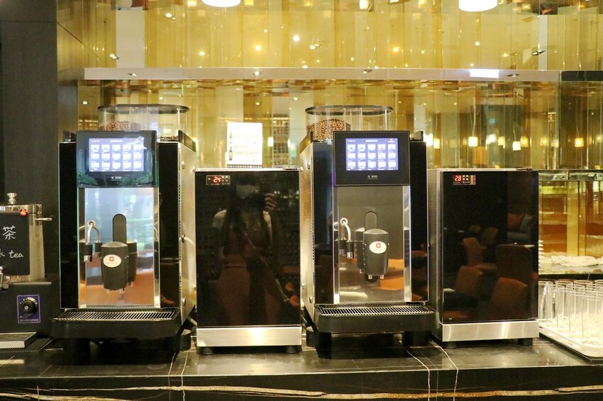 跨國界精緻料理Buffet這裡吃.周末還有加碼北海道帝王蟹味噌湯和現煎安格斯黑牛排吃到飽.台北寒舍艾美酒店♥