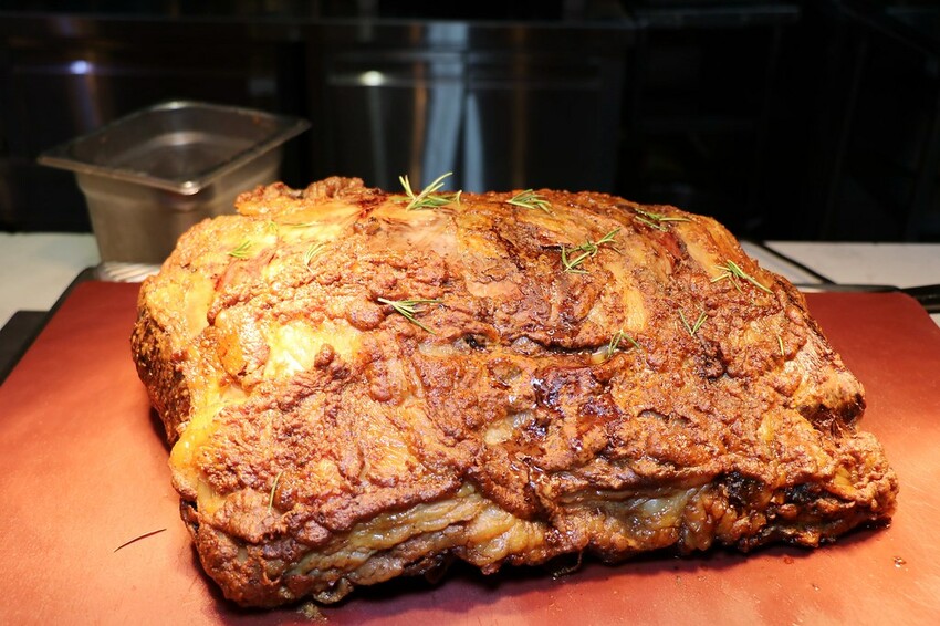 跨國界精緻料理Buffet這裡吃.周末還有加碼北海道帝王蟹味噌湯和現煎安格斯黑牛排吃到飽.台北寒舍艾美酒店♥