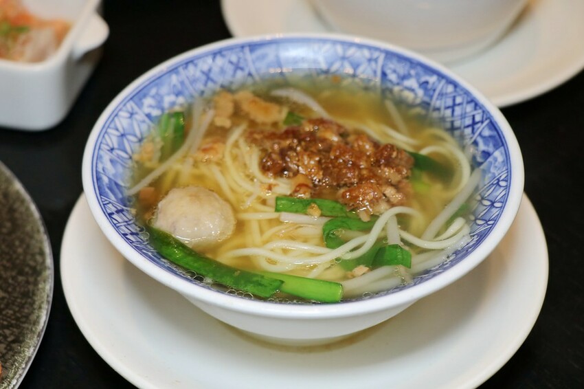 跨國界精緻料理Buffet這裡吃.周末還有加碼北海道帝王蟹味噌湯和現煎安格斯黑牛排吃到飽.台北寒舍艾美酒店♥