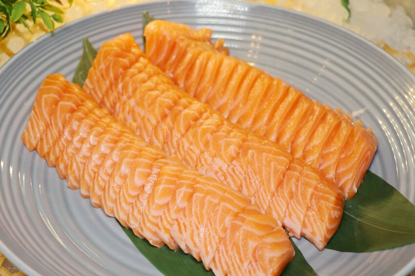 跨國界精緻料理Buffet這裡吃.周末還有加碼北海道帝王蟹味噌湯和現煎安格斯黑牛排吃到飽.台北寒舍艾美酒店♥