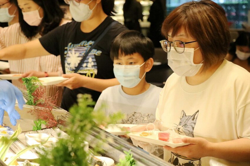 跨國界精緻料理Buffet這裡吃.周末還有加碼北海道帝王蟹味噌湯和現煎安格斯黑牛排吃到飽.台北寒舍艾美酒店♥