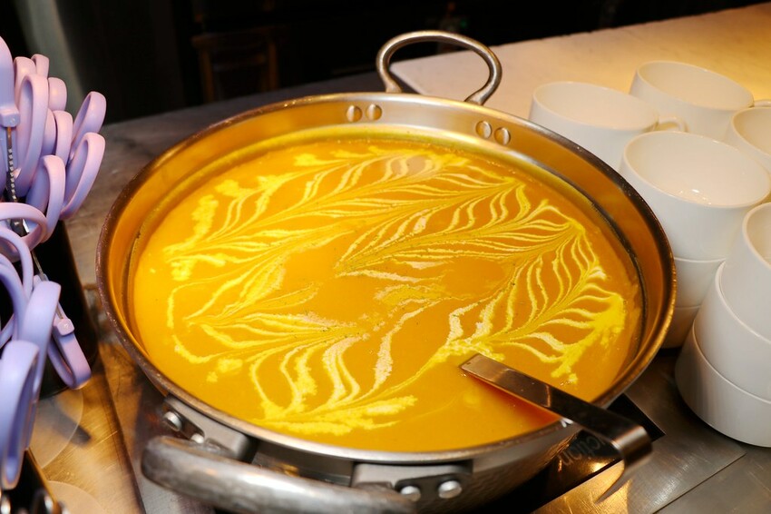 跨國界精緻料理Buffet這裡吃.周末還有加碼北海道帝王蟹味噌湯和現煎安格斯黑牛排吃到飽.台北寒舍艾美酒店♥