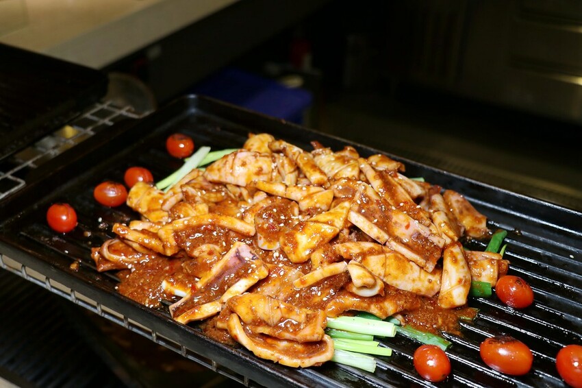 跨國界精緻料理Buffet這裡吃.周末還有加碼北海道帝王蟹味噌湯和現煎安格斯黑牛排吃到飽.台北寒舍艾美酒店♥