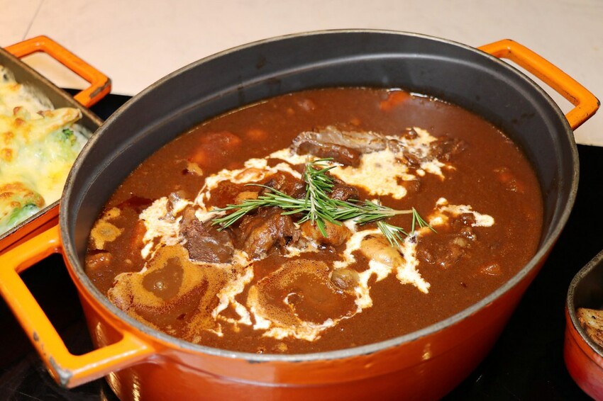 跨國界精緻料理Buffet這裡吃.周末還有加碼北海道帝王蟹味噌湯和現煎安格斯黑牛排吃到飽.台北寒舍艾美酒店♥