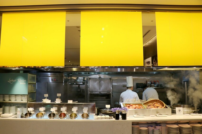 跨國界精緻料理Buffet這裡吃.周末還有加碼北海道帝王蟹味噌湯和現煎安格斯黑牛排吃到飽.台北寒舍艾美酒店♥