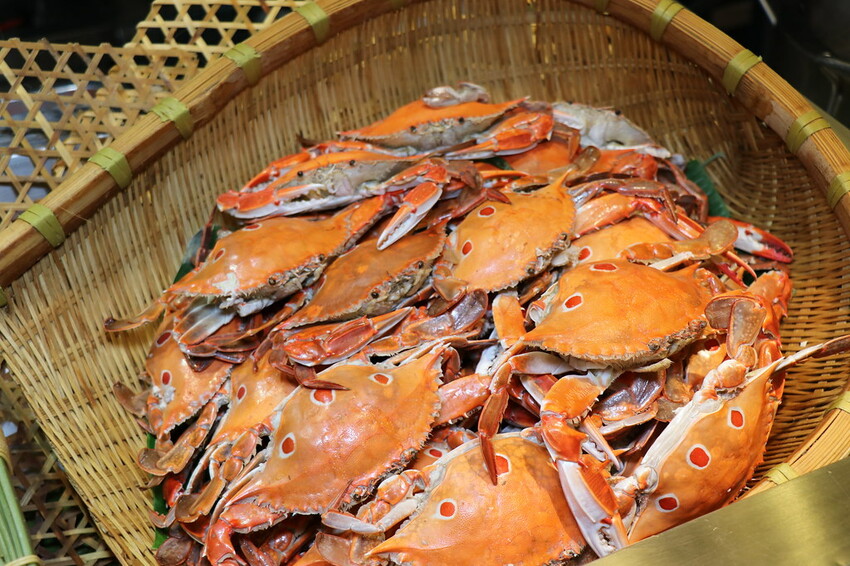 跨國界精緻料理Buffet這裡吃.周末還有加碼北海道帝王蟹味噌湯和現煎安格斯黑牛排吃到飽.台北寒舍艾美酒店♥