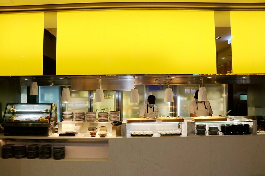 跨國界精緻料理Buffet這裡吃.周末還有加碼北海道帝王蟹味噌湯和現煎安格斯黑牛排吃到飽.台北寒舍艾美酒店♥