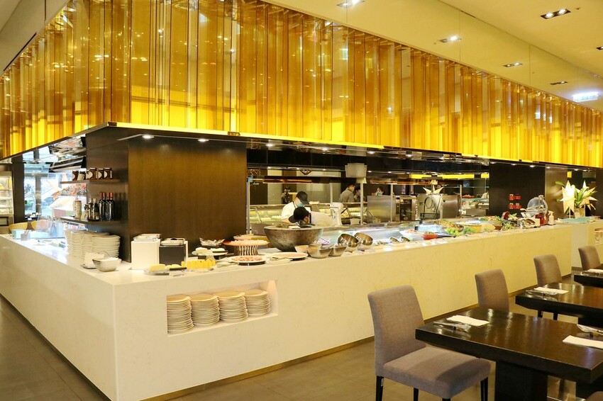 跨國界精緻料理Buffet這裡吃.周末還有加碼北海道帝王蟹味噌湯和現煎安格斯黑牛排吃到飽.台北寒舍艾美酒店♥