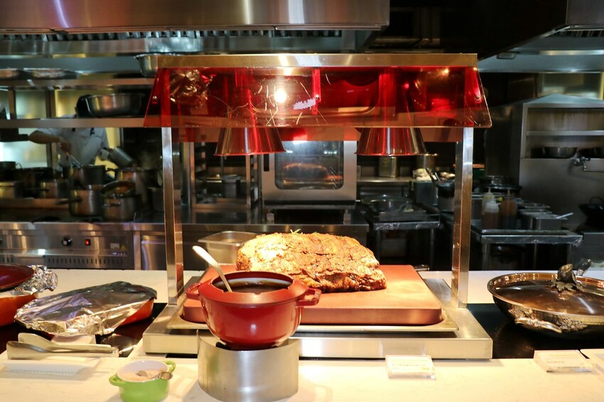 跨國界精緻料理Buffet這裡吃.周末還有加碼北海道帝王蟹味噌湯和現煎安格斯黑牛排吃到飽.台北寒舍艾美酒店♥