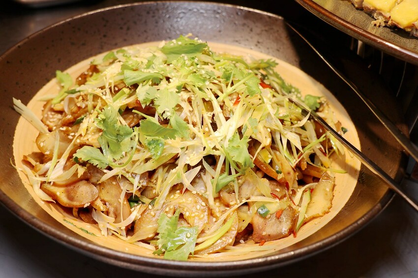 跨國界精緻料理Buffet這裡吃.周末還有加碼北海道帝王蟹味噌湯和現煎安格斯黑牛排吃到飽.台北寒舍艾美酒店♥