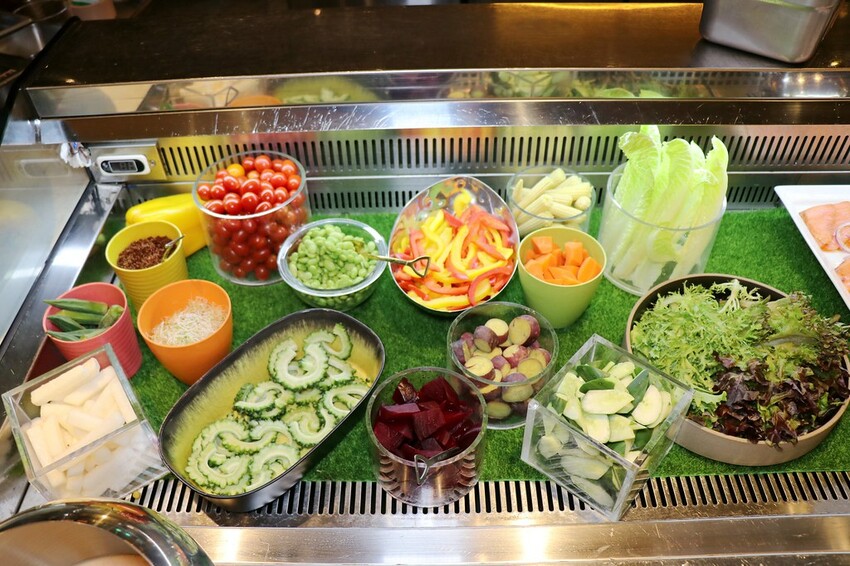 跨國界精緻料理Buffet這裡吃.周末還有加碼北海道帝王蟹味噌湯和現煎安格斯黑牛排吃到飽.台北寒舍艾美酒店♥