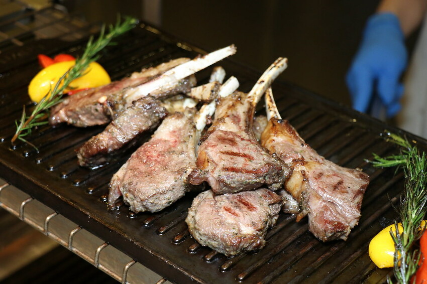 跨國界精緻料理Buffet這裡吃.周末還有加碼北海道帝王蟹味噌湯和現煎安格斯黑牛排吃到飽.台北寒舍艾美酒店♥