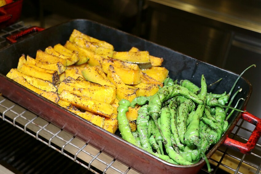 跨國界精緻料理Buffet這裡吃.周末還有加碼北海道帝王蟹味噌湯和現煎安格斯黑牛排吃到飽.台北寒舍艾美酒店♥