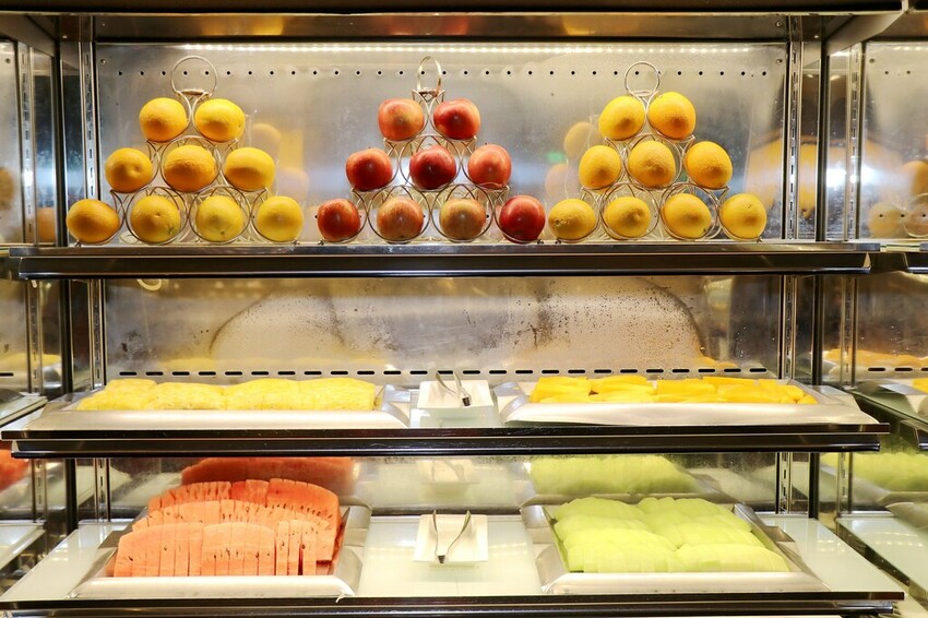 跨國界精緻料理Buffet這裡吃.周末還有加碼北海道帝王蟹味噌湯和現煎安格斯黑牛排吃到飽.台北寒舍艾美酒店♥