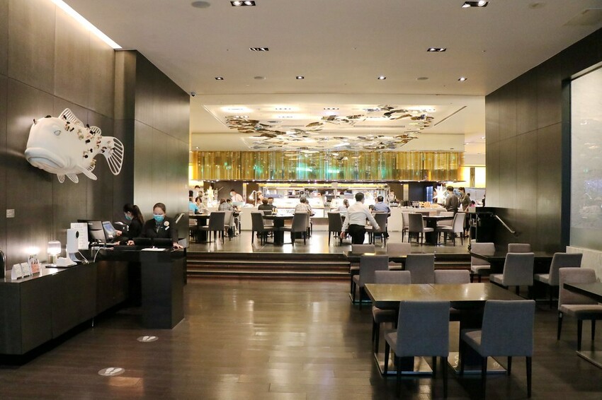 跨國界精緻料理Buffet這裡吃.周末還有加碼北海道帝王蟹味噌湯和現煎安格斯黑牛排吃到飽.台北寒舍艾美酒店♥