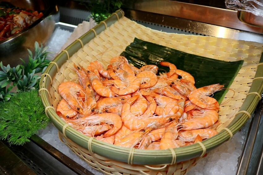 跨國界精緻料理Buffet這裡吃.周末還有加碼北海道帝王蟹味噌湯和現煎安格斯黑牛排吃到飽.台北寒舍艾美酒店♥