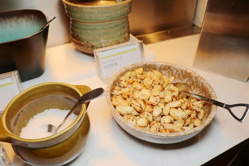 跨國界精緻料理Buffet這裡吃.周末還有加碼北海道帝王蟹味噌湯和現煎安格斯黑牛排吃到飽.台北寒舍艾美酒店♥