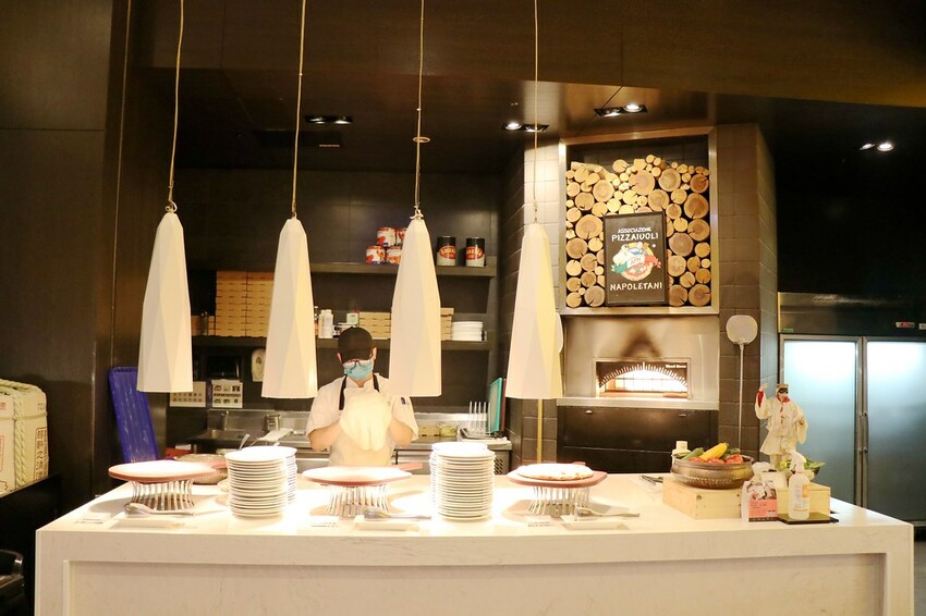 跨國界精緻料理Buffet這裡吃.周末還有加碼北海道帝王蟹味噌湯和現煎安格斯黑牛排吃到飽.台北寒舍艾美酒店♥