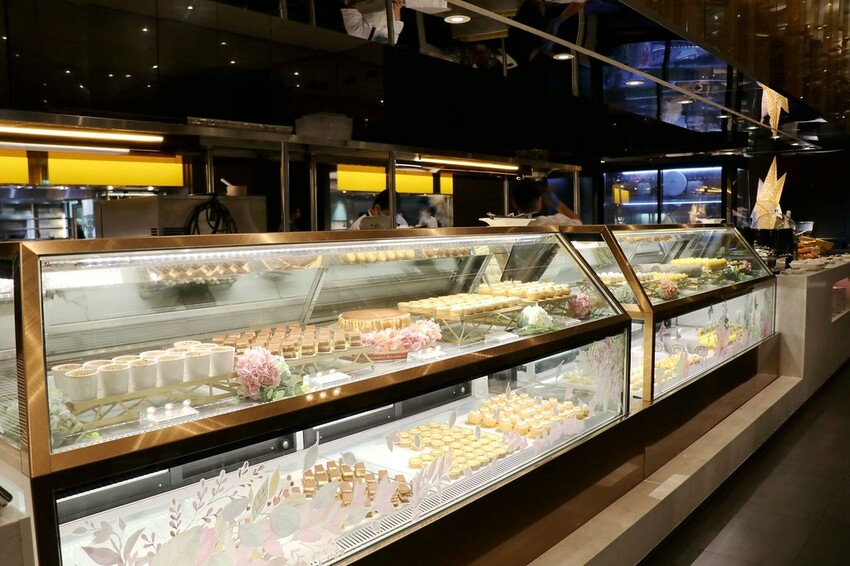 跨國界精緻料理Buffet這裡吃.周末還有加碼北海道帝王蟹味噌湯和現煎安格斯黑牛排吃到飽.台北寒舍艾美酒店♥