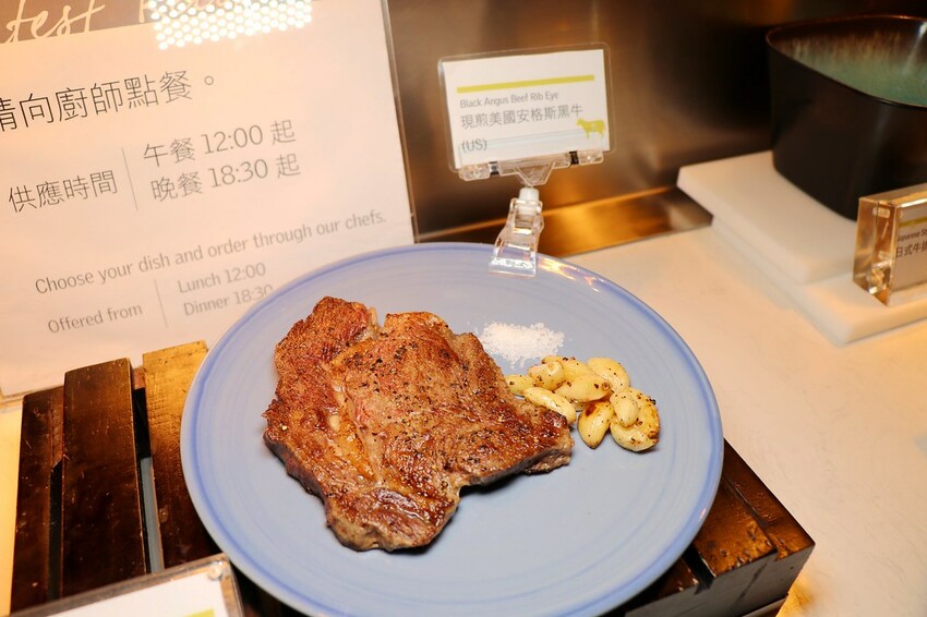 跨國界精緻料理Buffet這裡吃.周末還有加碼北海道帝王蟹味噌湯和現煎安格斯黑牛排吃到飽.台北寒舍艾美酒店♥