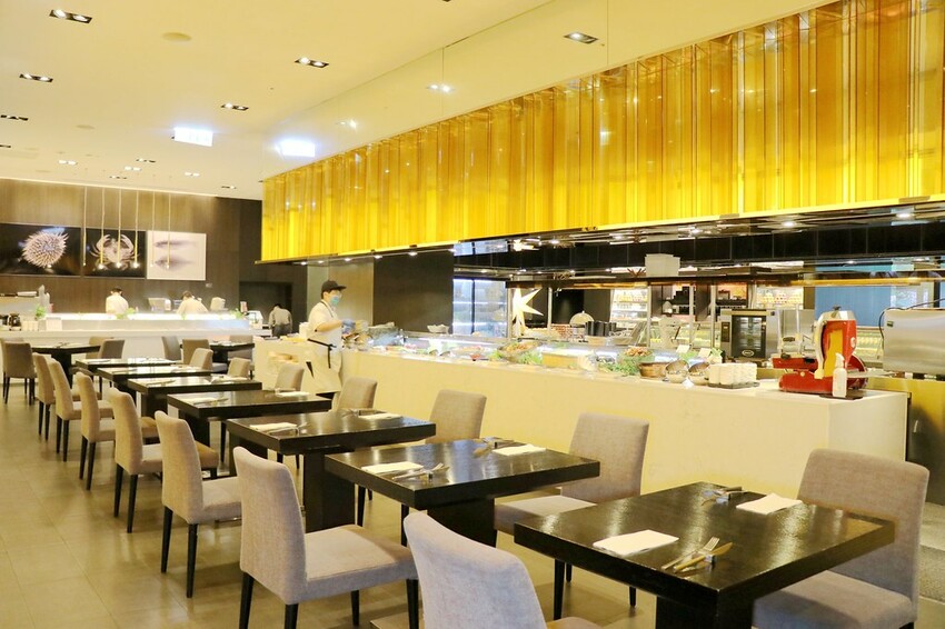 跨國界精緻料理Buffet這裡吃.周末還有加碼北海道帝王蟹味噌湯和現煎安格斯黑牛排吃到飽.台北寒舍艾美酒店♥