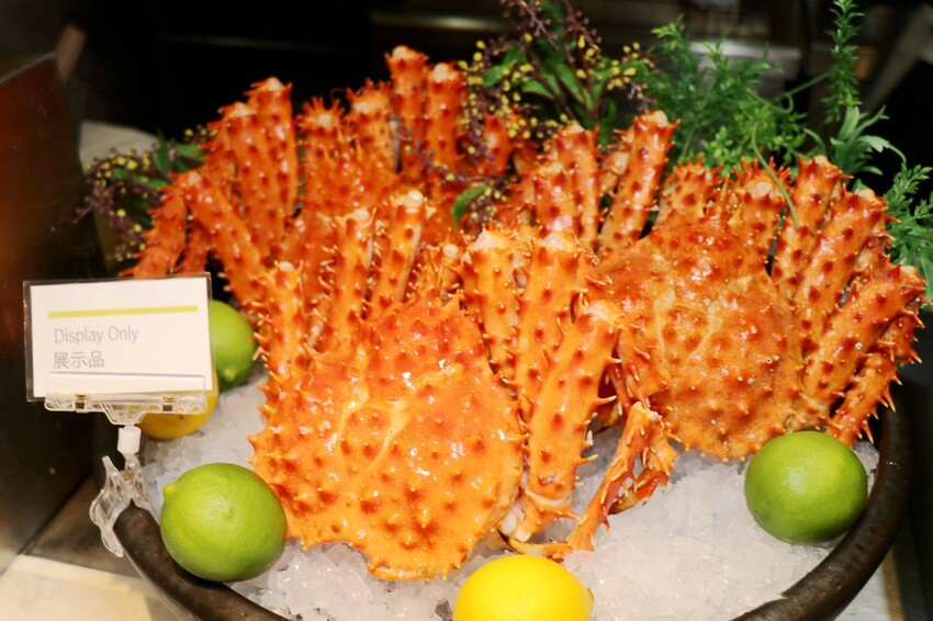 跨國界精緻料理Buffet這裡吃.周末還有加碼北海道帝王蟹味噌湯和現煎安格斯黑牛排吃到飽.台北寒舍艾美酒店♥