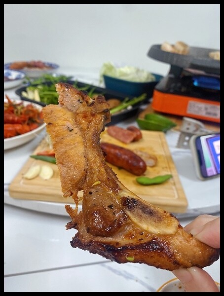 搶購中秋烤肉!寒舍探索廚房與台畜聯名「2024中秋烤肉組」,宅配到府送「珍珠香腸」數量有限。